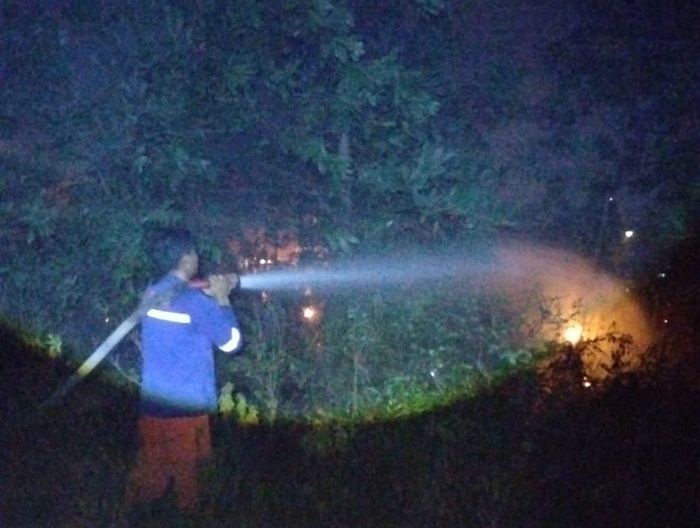 Bakar Sampah Diduga Picu Kebakaran Lahan di Tuanku Tambusai