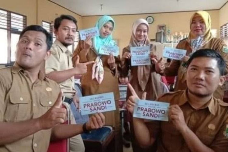 Kubu Prabowo-Sandiaga Bela 6 Guru Honorer yang Dipecat hanya karena Pose Dua Jari, 'Mereka Korban Janji Palsu Jokowi' 