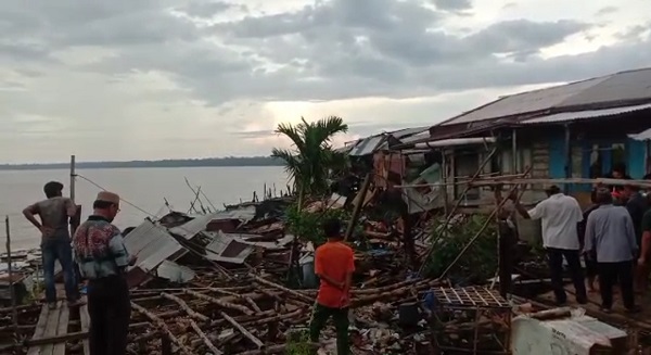 BREAKING NEWS: Longsor  di Tanjung Baru Tanah Merah, 7 Rumah Warga Rubuh  ke Sungai Menjelang Buka Puasa