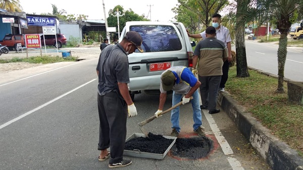 PT Karya Nyata Bantu Penambalan Ruas Jalan Protokol di Pasir Pengaraian
