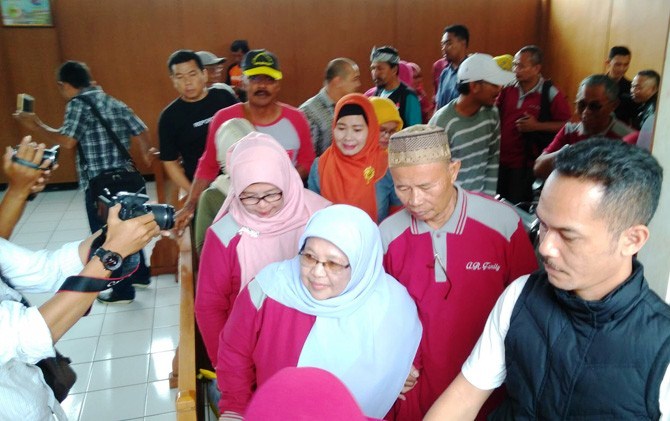 Sinting... Anak dan Menantu Ini Tega Gugat Ibu Kandungnya Rp1,8 Miliar