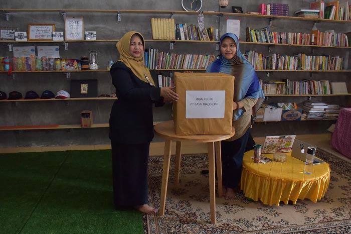 Peduli Pendidikan, Bank Riau Kepri Donasikan 100 Judul Buku
