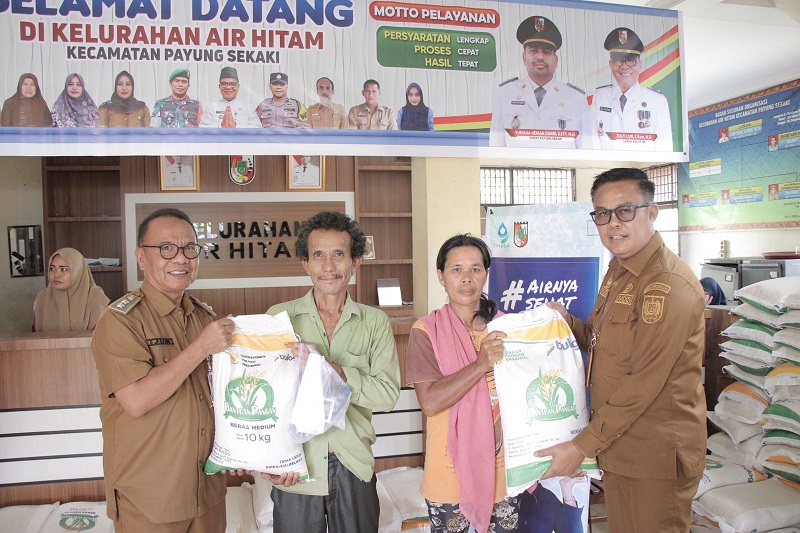 Penyaluran Bantuan Beras di Pekanbaru  Sudah Berlangsung di 8 Kecamatan, Kepala DKP Monitoring di Air Hitam