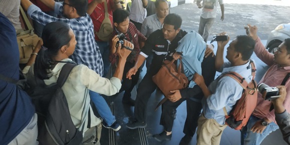Gunakan Penutup Kepala, Gubernur Kepri Nurdin Basirun Diterbangkan Bersama Kadis Perikanan ke Jakarta