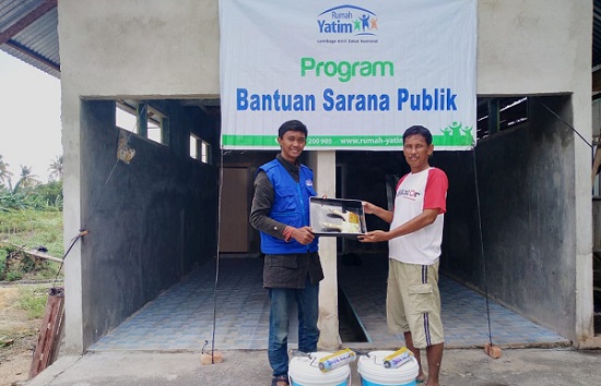 Rumah Yatim  Bantu Pengecatan MCK Musalla At-Tin Sidomulyo Timur