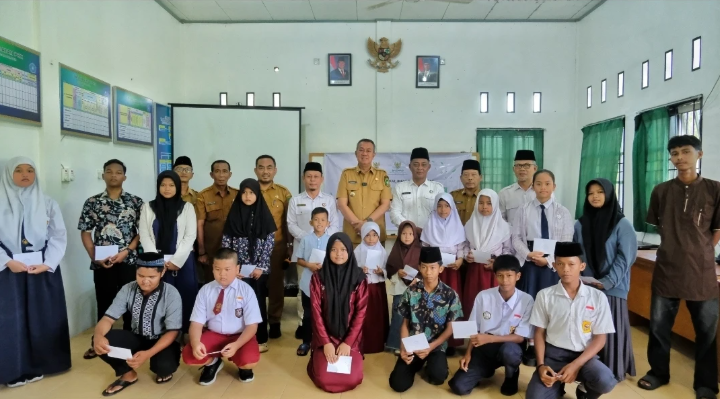 Baznas Salurkan Zakat di Meranti, Wabup Muzamil Ingatkan Gunakan dengan Bijak