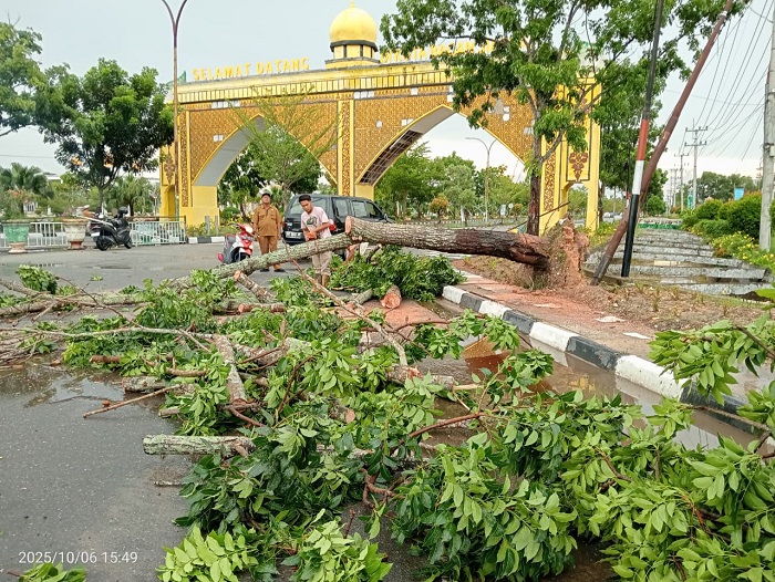 Cuaca Ekstrem di Rohil, Kantor Bupati Diterjang Angin Kencang