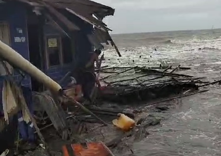 Gelombang Pasang Sapu Permukiman Warga Kuala Selat