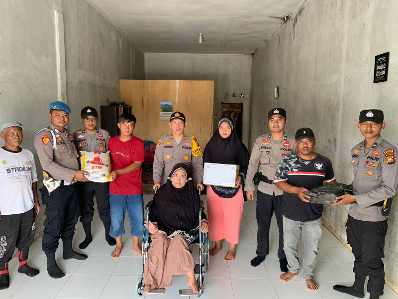 Polres Rohil beserta Polsek Kubu Serahkan Bantuan Kursi Roda dan Sembako untuk kaum Disabilitas