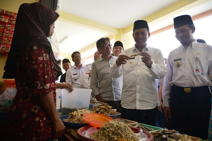 Pemko Bagikan 180 Timbangan ke Pedagang Pasar Limapuluh