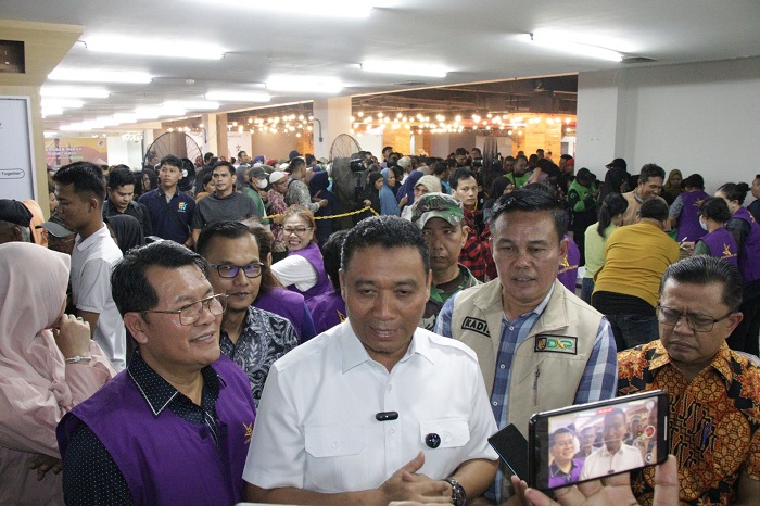 Markarius Ajak  Masyarakat Berbelanja di Kios Pangan Puan Berseri dan Mobil Pak AMAN