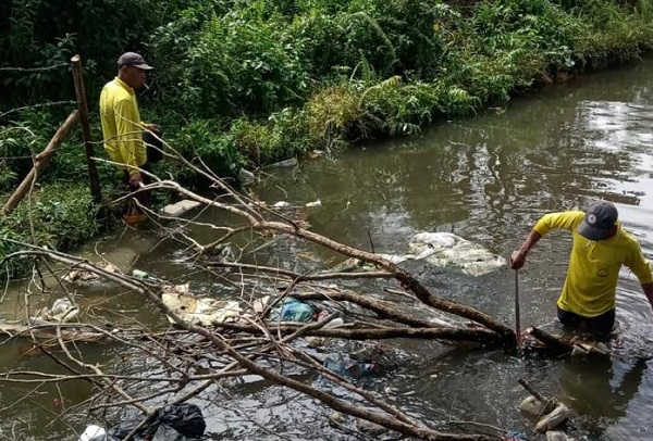 PUPR Pekanbaru Tuntaskan Pembersihan  Drainase Tersumbat di Jalan Soekarno Hatta