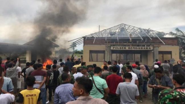 MENCEKAM...Marah, Mapolsek Hancur Dibakar Massa, Ternyata Ini Penyebabnya