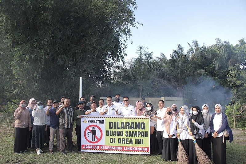 Jajaran Dinas Ketahanan Pangan Bersihkan Sampah di TPS Lapangan Sukoharjo Sail