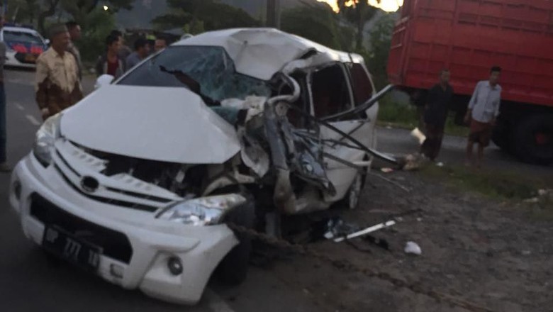 Tabrak Truk Tronton, Mobil MVP Ini Jadi 'Rempeyek', Ibu-Anak Tewas dan Ayah Kritis