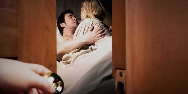 Gak Pakai Rasa Malu, Istri Berhubungan Badan dengan Pria Lain di Samping Suaminya yng Sedang Tidur