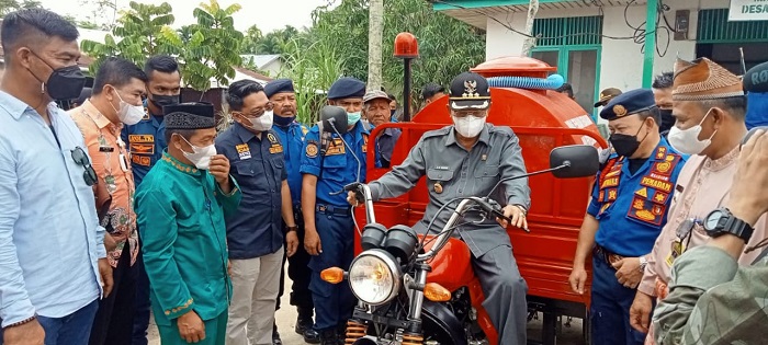 Bupati Inhil dan Anggota DPRD Inhil Bambang Hermanto Serahkan Kendaraan Pemadam Kebakaran di Tempuling
