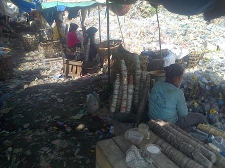 Mereka Mengais Hidup Ditumpukan Sampah Warga Tembilahan