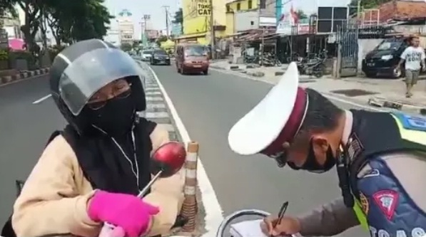 Ditilang, Emak-Emak Ini Malah Curhat ke Polisi, 'Ngak Ada Bosen-bosennya, yang Kemarin SIM-nya masih di Kejaksaan'