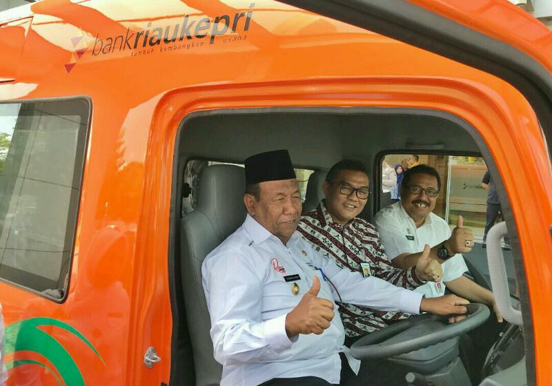Tingkatkan PAD Daerah Bank Riau Kepri Serahkan 4 Unit Mobil Samsat Keliling Untuk Bapenda Riau