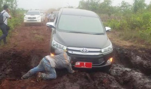 WADUH...BM 1 Terpuruk di Kubangan, Ekornya Terpaksa Didorong Ramai-ramai