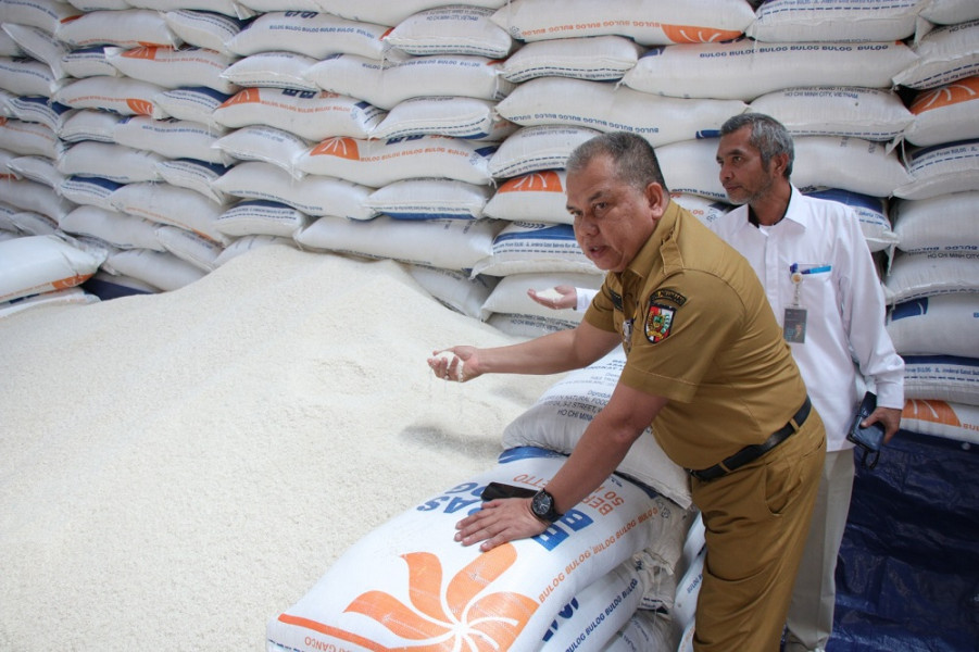 Pemko Pekanbaru Lakukan Monitorig Stok Beras di Gudang Bulog