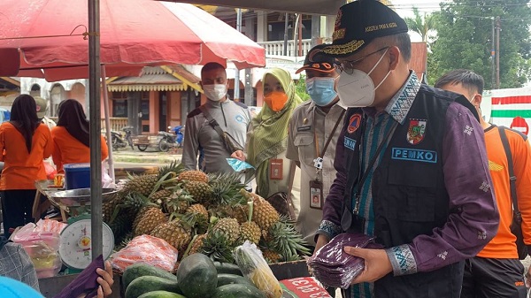 Pemko Pekanbaru Bagikan 3.000 Masker pada Pedagang Pasar Kodim dan Sukaramai