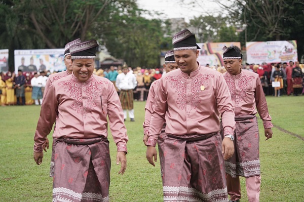 Ketua DPRD Dr Adam Hadiri Upacara Peringatan HUT Kuansing Ke-23 di Lapangan Limuno