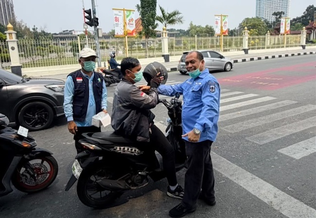 Lindungi Kesehatan Masyarakat,  Nakes Bagikan 4.000 Masker di Pekanbaru