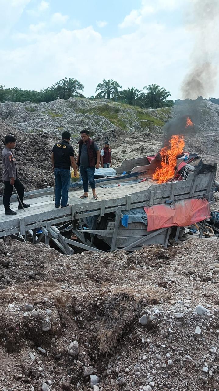 Sepekan, Polres Kuansing Tindak 10 Lokasi PETI dan Musnahkan 24 Unit Rakit, Kapolres Ajak Masyarakat Jaga Lingkungan