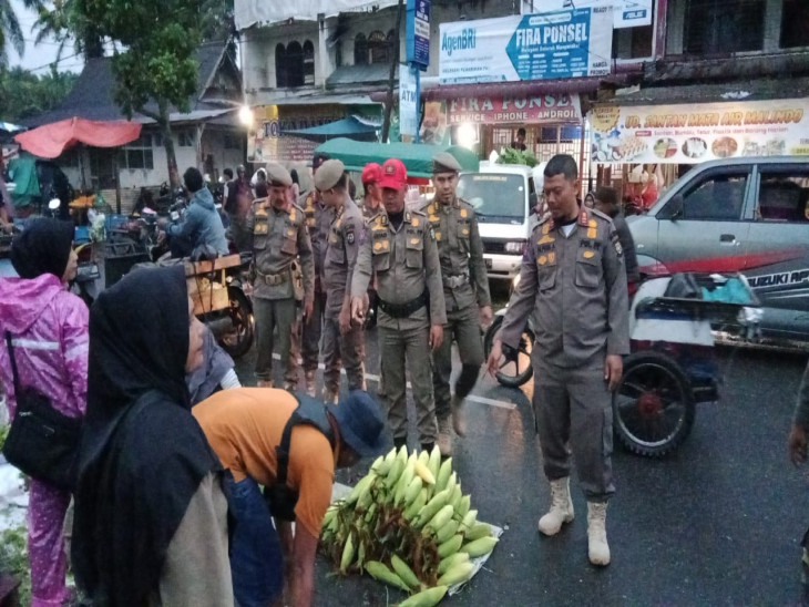 Dengan Humanis dan Persuasif, Satpol PP Kampar Tertibkan Pedagang Pasar