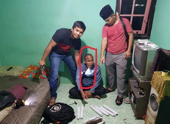 Lari Saat Penyergapan, Pengedar Ganja Tertangkap Sembunyi di Balik Pintu Rumah Tetangga