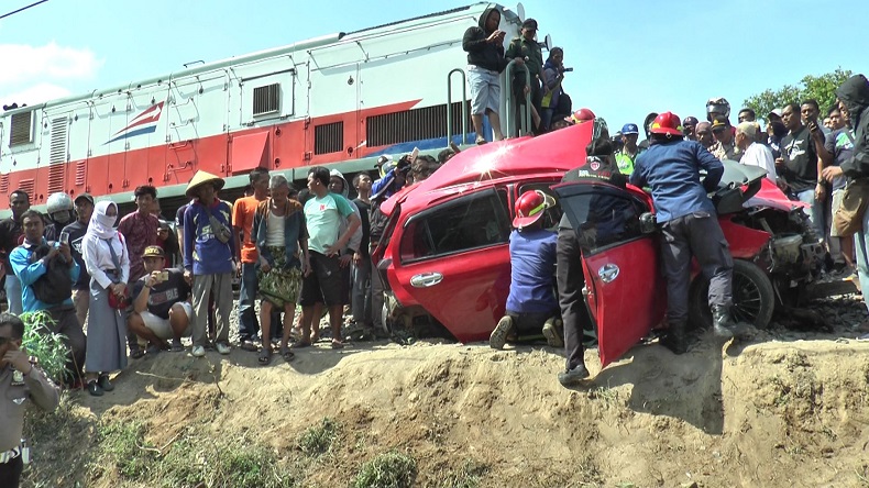 Brakkk! Toyota Yaris Mogok, Ditabrak Lalu Diseret 1 KM, Suami Istri Tewas di Tempat