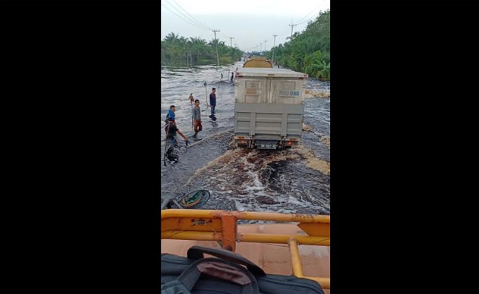 Jalan Lintas Sumatera Arah Pulau Jawa  di Pangkalan Kerinci Riau  Putus Direndam Banjir