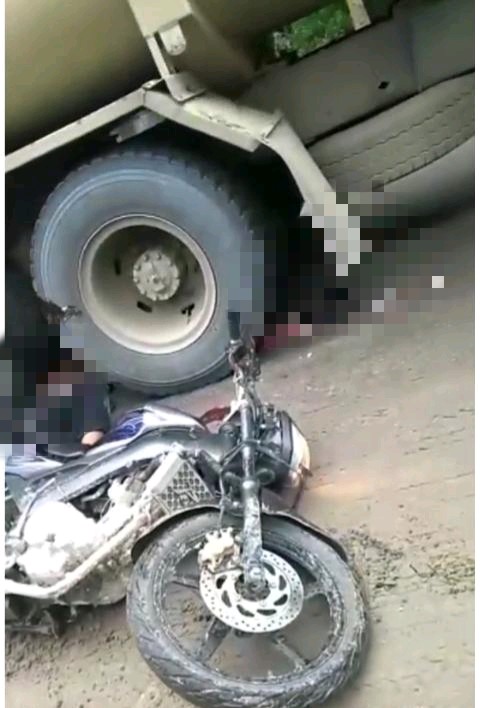 INNALILLAHI...Terjatuh dari Motor, Pengendara Vixion Tewas Dilindas Truk Tangki CPO di Pinggir