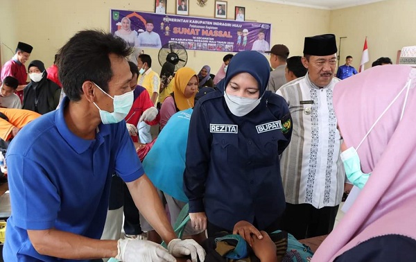 Bupati Rezita Tinjau Kegiatan Sunat Massal di Batang Cenaku dan Batang Gansal