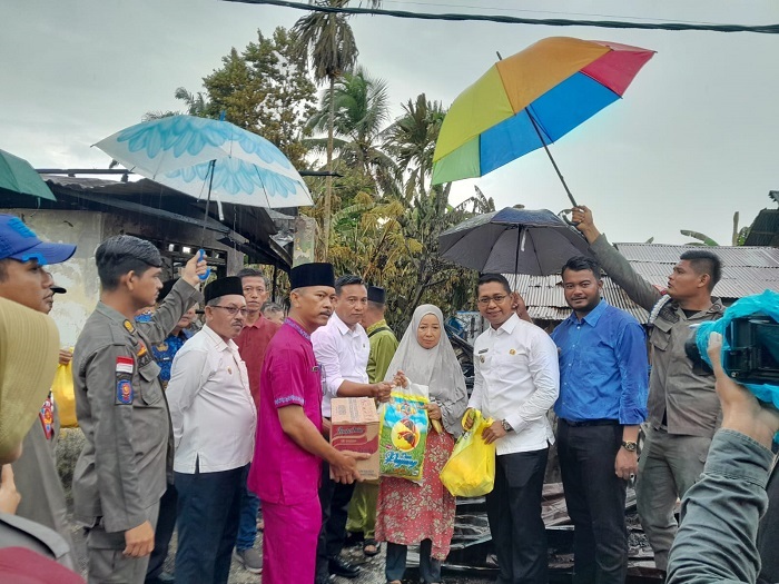 Wakil Bupati Rohil Serahkan Bantuan untuk Korban Kebakaran di Bagan Punak