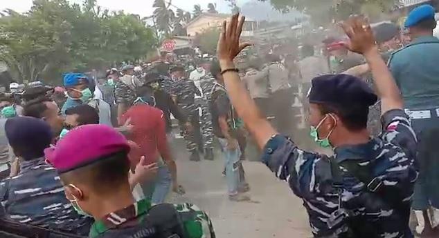 WNI Dari Wuhan Turun di Ranai,  Menolak, Warga Natuna Demo di Dekat Bandara