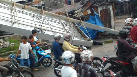 Hujan Lebat dan Angin Kencang Bikin Banjir dan Baliho Tumbang