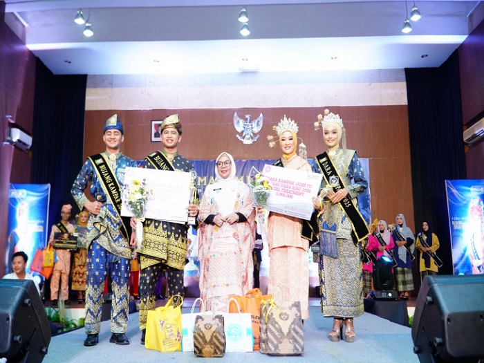 Andre Pratama dan Mardatila Utari Juarai Bujang Dara Kampar 2026