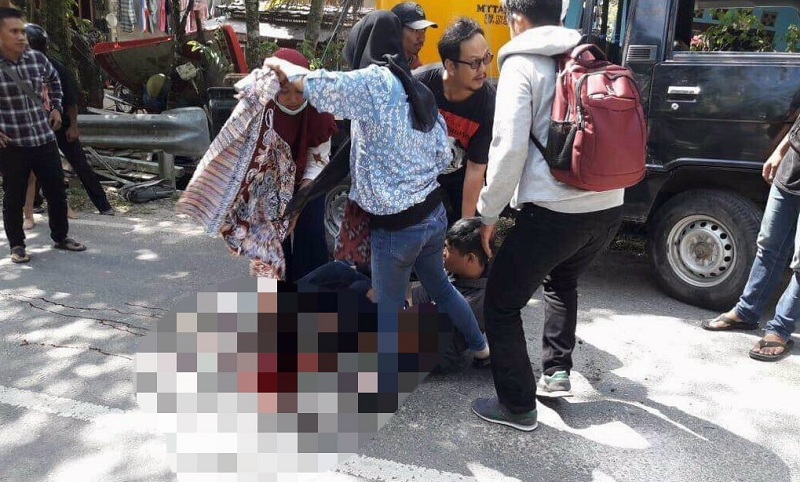 NGERI...Gagal Salip Truk, Rano Malah Dilindas Pikap, Kedua Kakinya Putus
