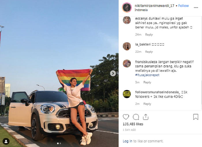Nikita Mirzani Bentangkan Bendera Pelangi Simbol LGBT, Netizen: Parah Banget Ini, Gw Unfollow Aja Deh!