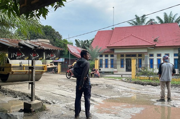 Gubri Abdul Wahid Genjot Perbaikan Jalan Rusak di Riau, Jalan Poros Rohil dan Rohul Mulai Diaspal