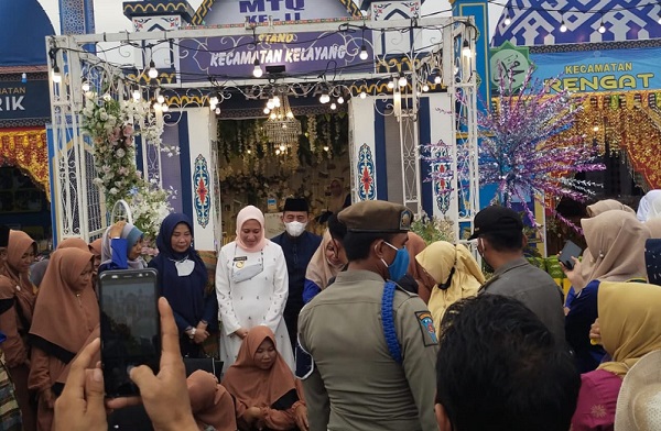 Bupati Rezita Meylani Yopi Buka Bazar MTQ Tingkat Kabupaten di Sungai Lala.