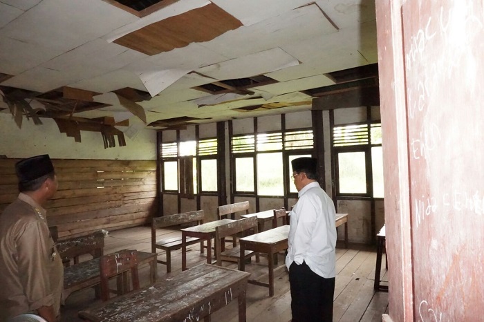 Bupati Inhil Terlihat Sedih saat Meninjau Kondisi Memprihatinkan SDN 011  Desa Sungai Ambat, Enok
