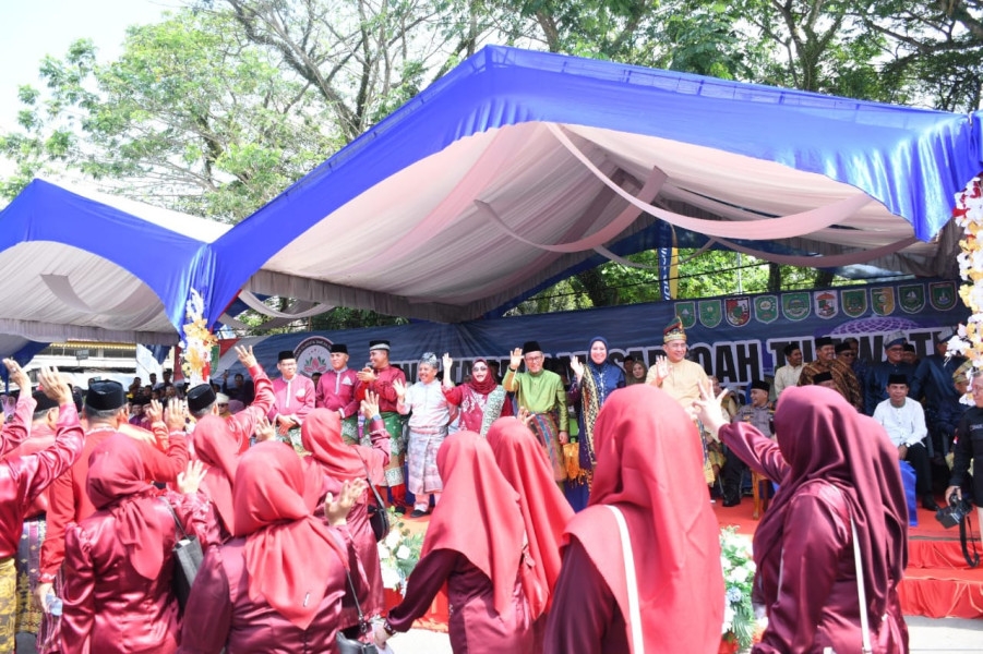 Bupati Kasmarni Semangati Kafilah Bengkalis Saat Pawai Ta'aruf MTQ Provinsi Riau di Inhu