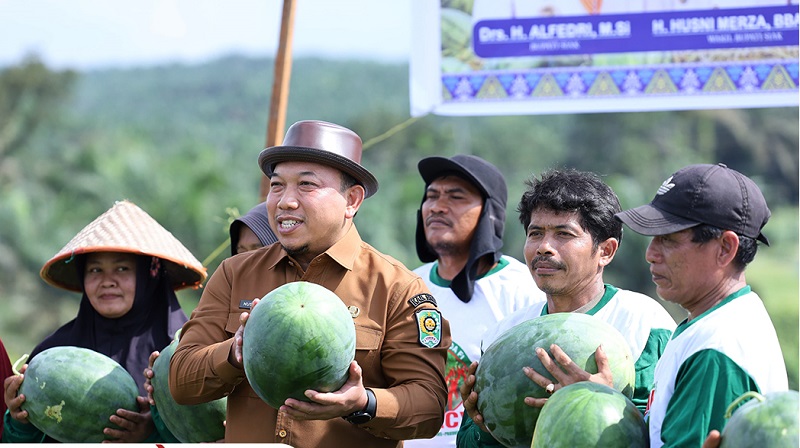 Wakil Bupati SIak Apresiasi Keuletan Petani Semangka  di Tasik Seminai