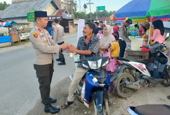 Berkah Ramadan, Jajaran Polsek Benai Bagi-bagi Takjil Gratis untuk Masyarakat