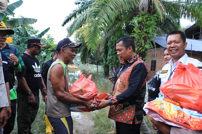 Sembari Tinjau Lokasi, Pj Wali Kota Salurkan Bantuan ke Korban Banjir di Bantaran Sungai Sail
