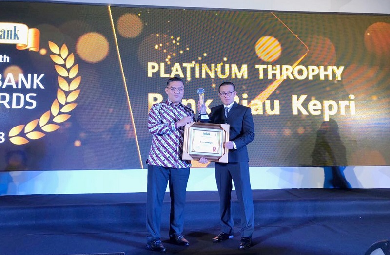 Lagi, Bank Riau Kepri Raih Platinum Award Kinerja Keuangan Sangat Bagus 10 Tahun Berturut-turut